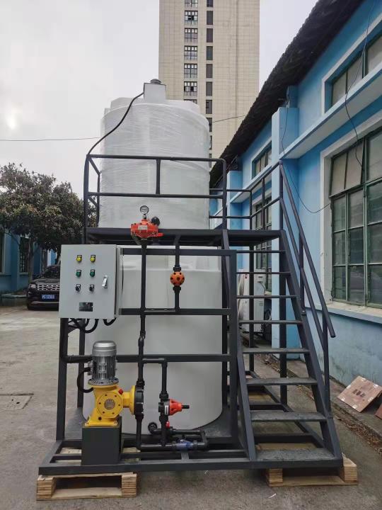 加藥裝置組成結(jié)構(gòu)有：加藥箱、液位計(jì)、計(jì)量箱、攪拌器、加藥計(jì)量泵、安全閥、壓力表、控制柜、閥門以及管路集中布置，各部件的材質(zhì)主要分不銹鋼和碳鋼襯膠