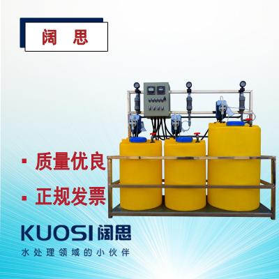 加藥裝置是以計(jì)量泵為主要投加設(shè)備、將溶藥箱、攪拌器、液位計(jì)、安全閥、止回閥、壓力表、過濾器、緩沖器、管路、閥門、底座、扶梯、自動(dòng)監(jiān)視系統(tǒng)、電力控制系統(tǒng)等按工藝流程需要組裝在一個(gè)公共平臺(tái)上，形成一個(gè)模塊，即所謂的撬裝式組合式單元（簡(jiǎn)稱“撬體”）。按需要將定量的藥劑放入攪拌溶液箱內(nèi)進(jìn)行攪拌溶解，溶解完畢后再通過計(jì)量泵送至投加點(diǎn)的工作過程，加藥量的大小可自由任意調(diào)節(jié)，以滿足不同加藥量的場(chǎng)所