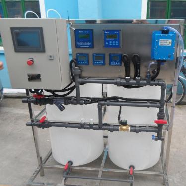 1.通過熒光示蹤原理，不管系統(tǒng)處于何種狀態(tài)，直接檢測(cè)水處理劑有效組份，測(cè)量誤差小于正負(fù)0.1mg/1(1mg/1)，控制誤差小于正負(fù)0.5mg/1(5mg/1).  2.BTSJ型循環(huán)水自動(dòng)加藥系統(tǒng)處于有多條補(bǔ)充水管線或排污不易控制的系統(tǒng)優(yōu)越性更明顯。  3.對(duì)于發(fā)展中的低磷和無磷配方的藥劑特別適合。  4.同時(shí)方便于原非自動(dòng)加藥的升級(jí)改造，使之成為熒光示蹤加藥