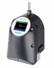 熒光檢測原理測量水樣中油質吸收紫外光后以熒光之方式釋放出能量，檢知熒光強度做為測值指標。